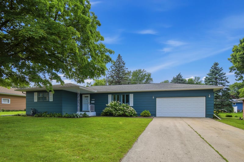 1034 Cardinal Dr, Owatonna, MN 55060