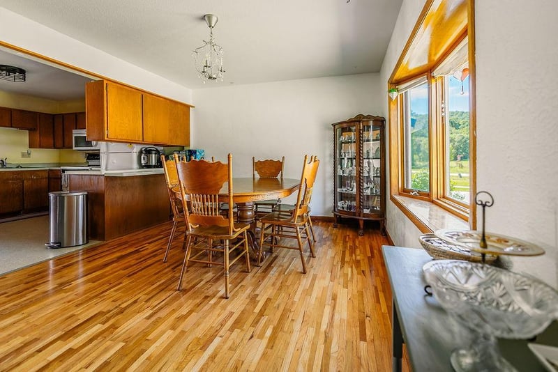 422 S Ellsworth St, Houston, MN 55943