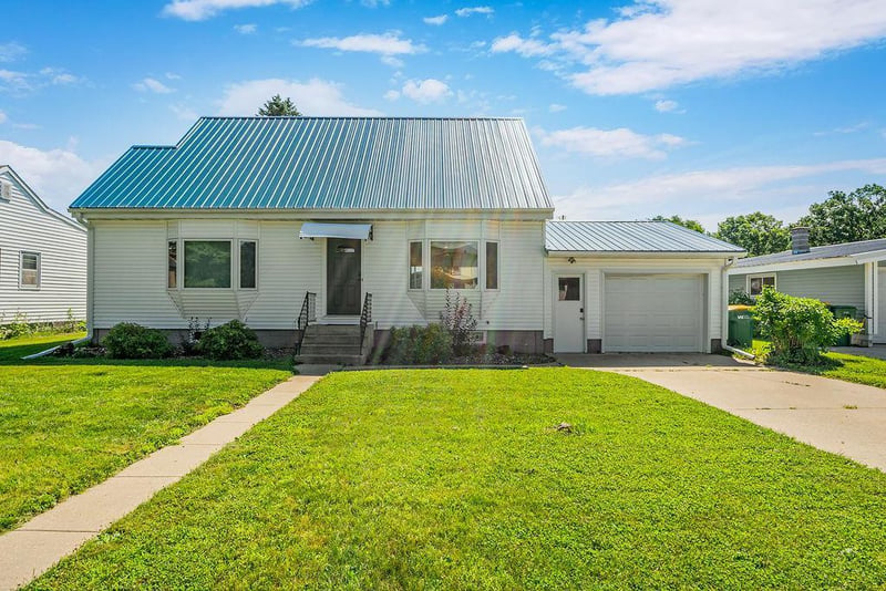 422 S Ellsworth St, Houston, MN 55943