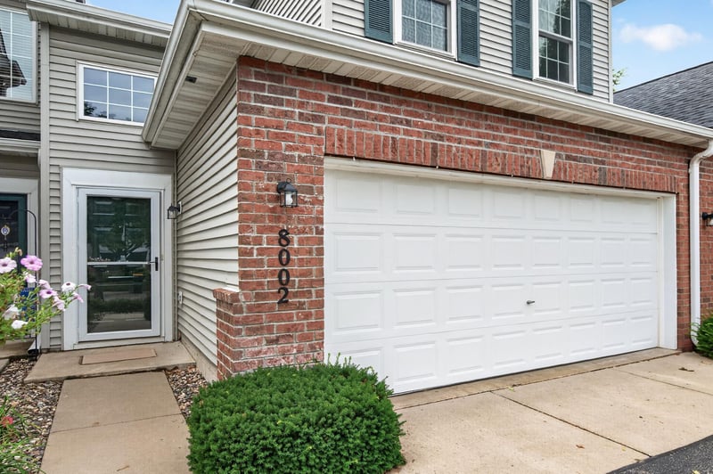 8002 Stratford Cir S, Shakopee, MN 55379