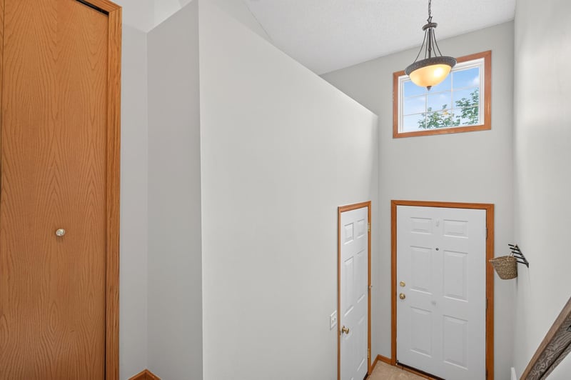 8002 Stratford Cir S, Shakopee, MN 55379