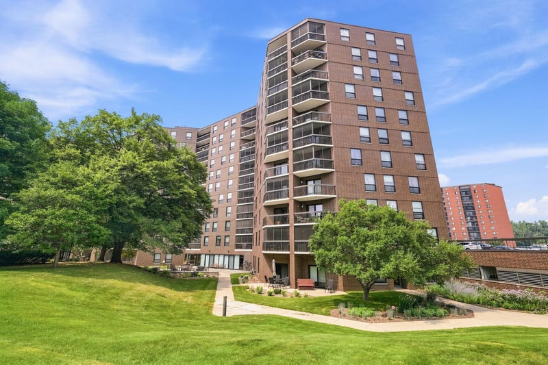 6615 Lake Shore Dr S #405, Richfield, MN 55423