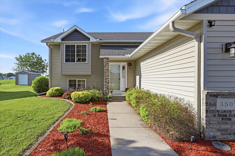 350 Horizon Dr, Le Center, MN 56057