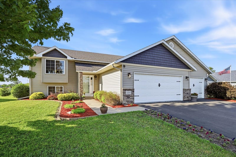 350 Horizon Dr, Le Center, MN 56057