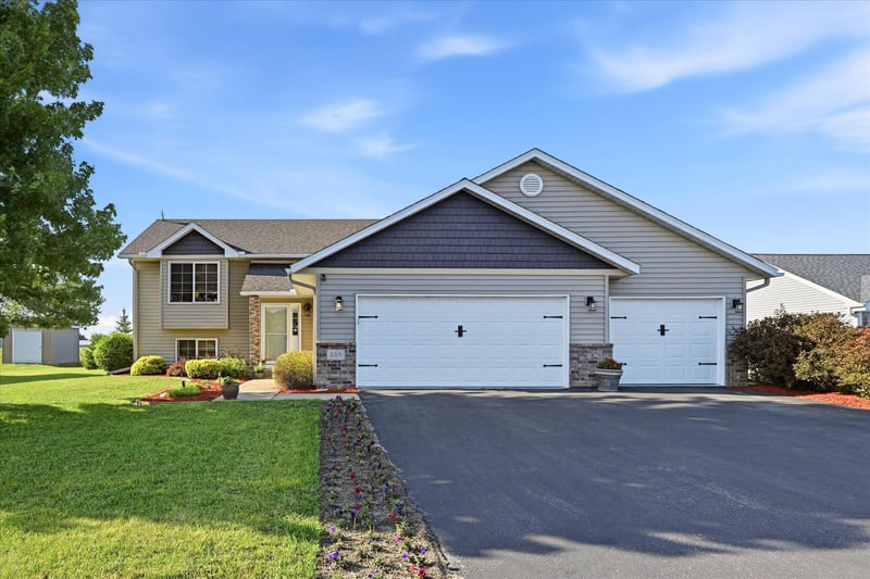 350 Horizon Dr, Le Center, MN 56057