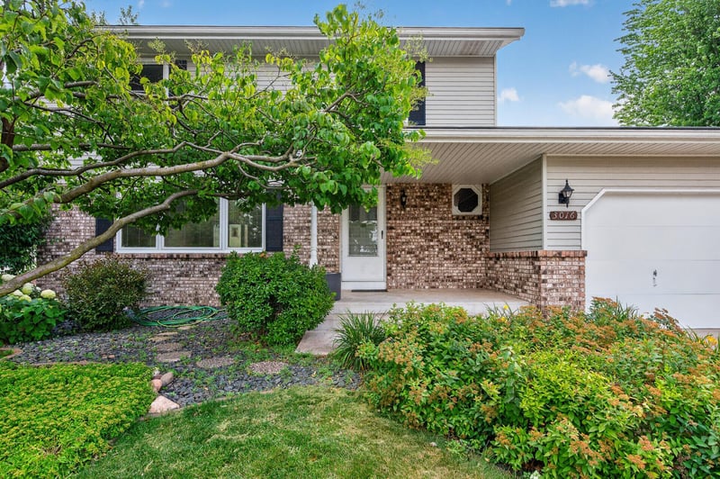 3016 Lakewood Dr N, Maplewood, MN 55109