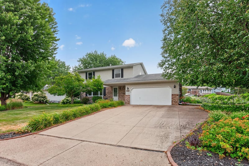 3016 Lakewood Dr N, Maplewood, MN 55109