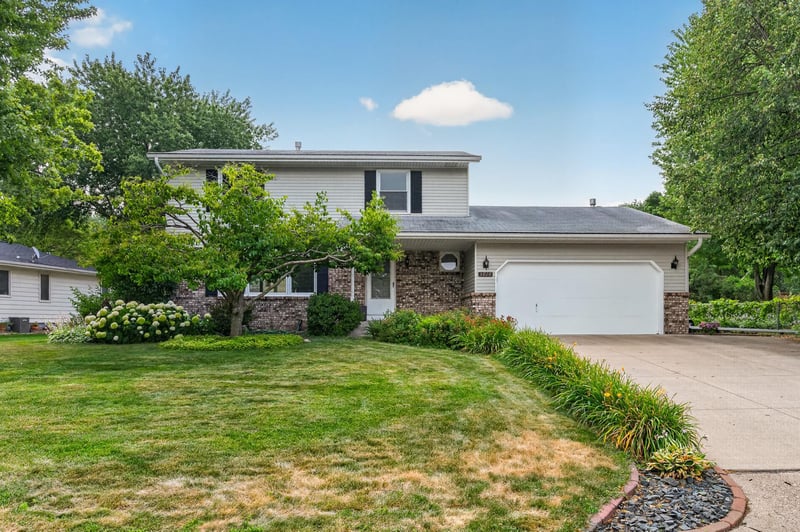 3016 Lakewood Dr N, Maplewood, MN 55109