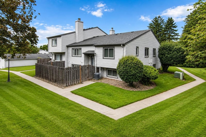 3459 Highlander Dr, Eagan, MN 55122