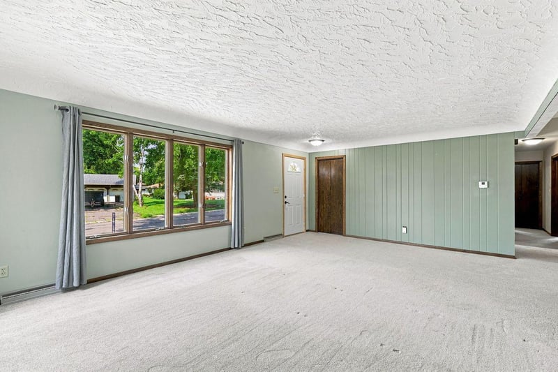551 6th St E, Hector, MN 55342