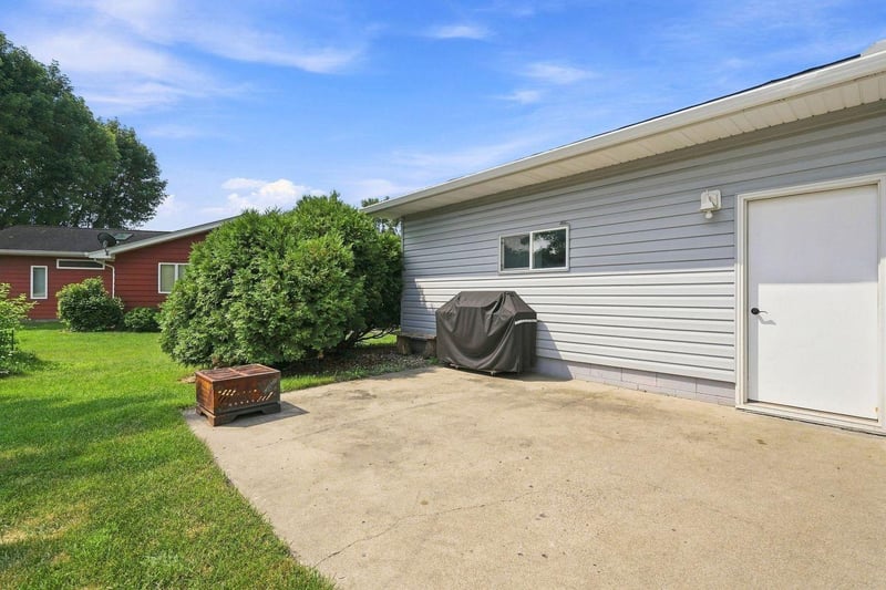551 6th St E, Hector, MN 55342