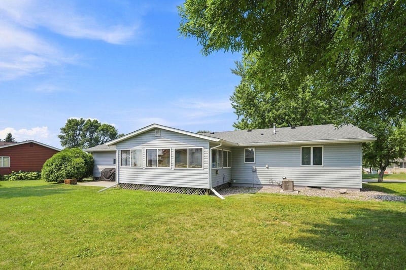 551 6th St E, Hector, MN 55342