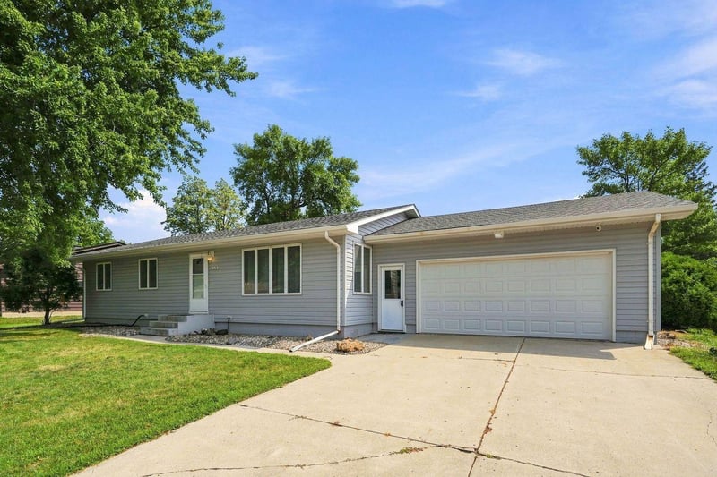 551 6th St E, Hector, MN 55342