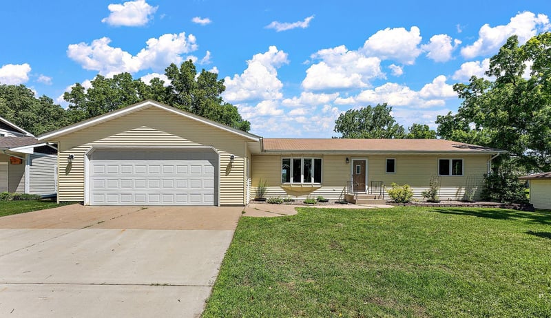 781 Cj Moe Blvd, Dassel, MN 55325