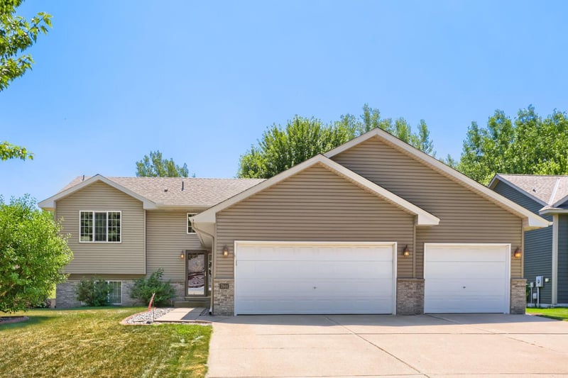 7944 Highland Dr, Lino Lakes, MN 55014