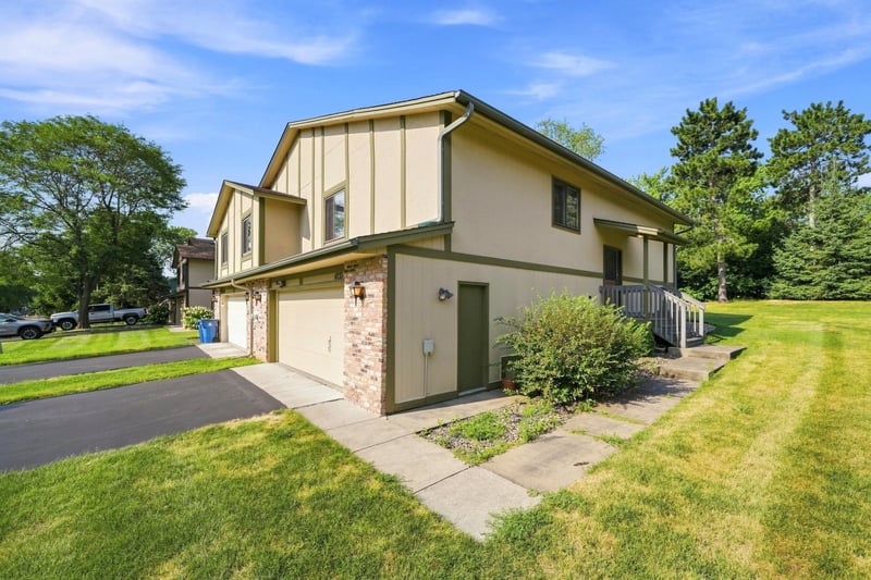 4233 Thornhill Ln, Vadnais Heights, MN 55127