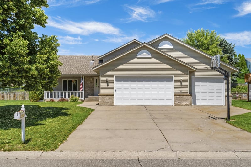 2537 Southcrest Ave E, Maplewood, MN 55119