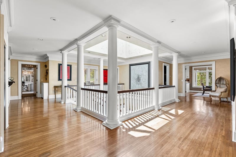 2427 E Lake Of The Isles Pw, Minneapolis, MN 55405