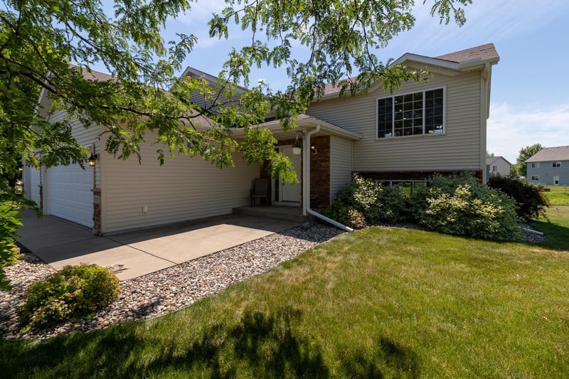 515 Elena Ln, Saint Joseph, MN 56374