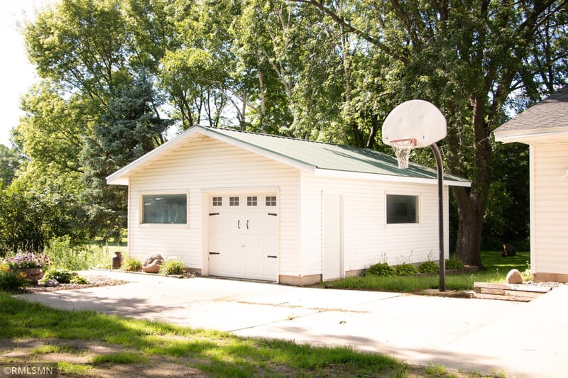 17172 220th St, Hutchinson, MN 55350