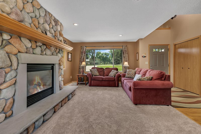 37785 Sunnyfield Cir, Avon, MN 56310