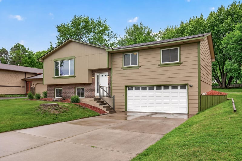 17918 Weaver Lake Dr, Maple Grove, MN 55311