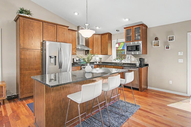 4640 Nine Mile Creek Pw, Bloomington, MN 55437