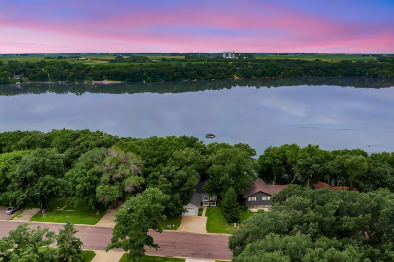 358 E Amber Lake Dr, Fairmont, MN 56031