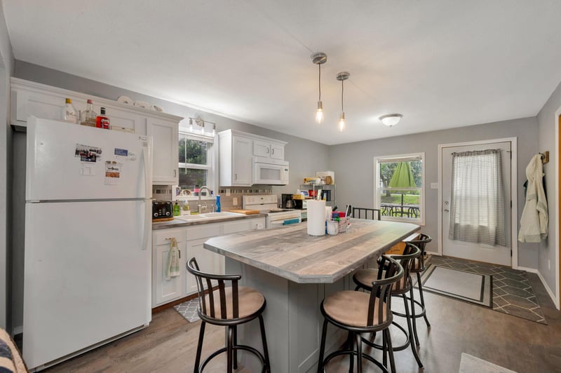358 E Amber Lake Dr, Fairmont, MN 56031