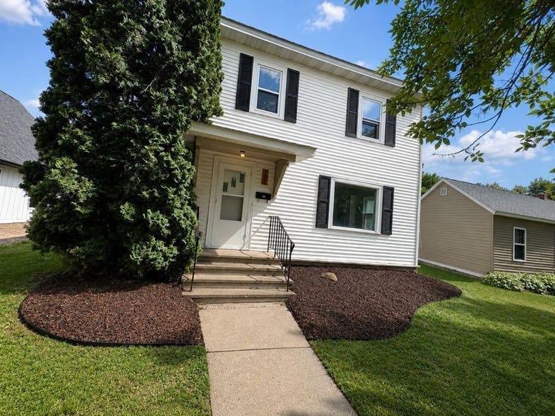 111 W 7th St, Morris, MN 56267
