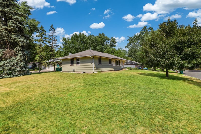 3110 W 82nd St, Bloomington, MN 55431