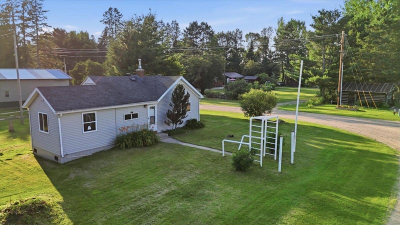 127 N 2nd Ave, Warba, MN 55793