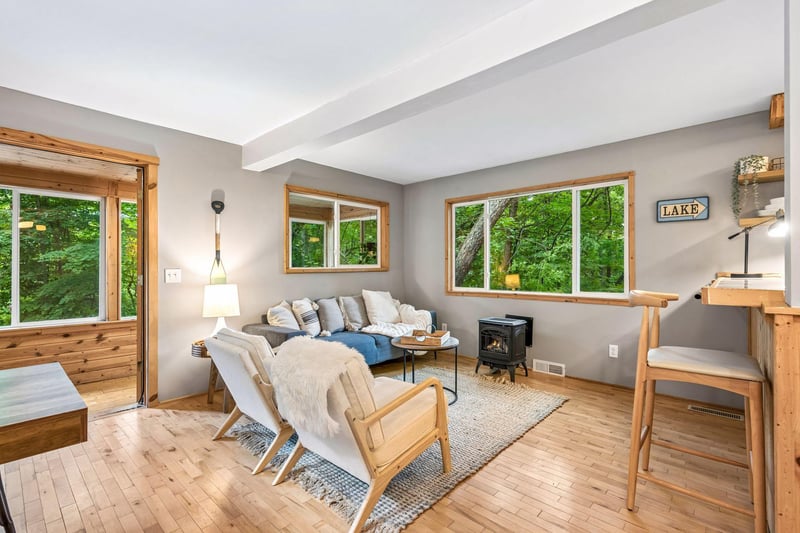 6711 Mohawk Dr, Chanhassen, MN 55317