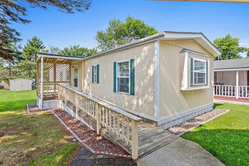 2215 Sugar Pine Dr, Cambridge, MN 55008