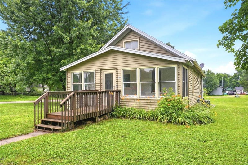 146 W Winter Ave, Elmwood, WI 54740