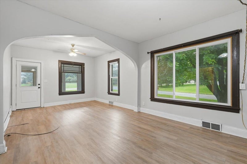 146 W Winter Ave, Elmwood, WI 54740
