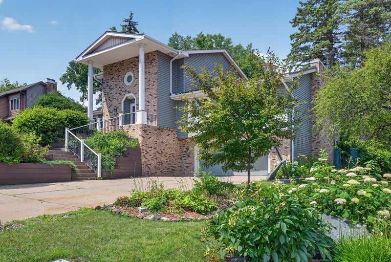 798 Torchwood Dr, New Brighton, MN 55112