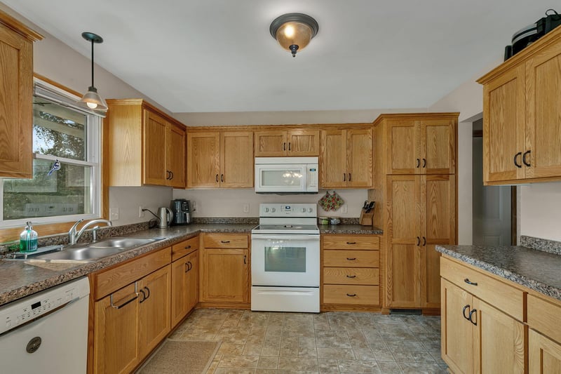 916 River Ave S, Sauk Rapids, MN 56379