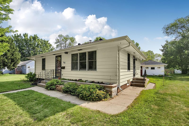 916 River Ave S, Sauk Rapids, MN 56379