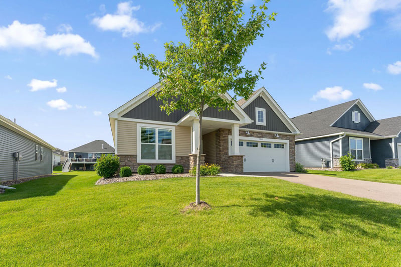 7609 Upper 38th St N, Oakdale, MN 55128