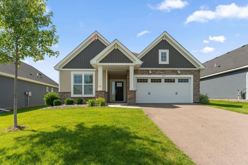 7609 Upper 38th St N, Oakdale, MN 55128