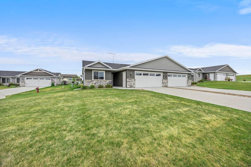 885 Tall Grass Ct, Wanamingo, MN 55983