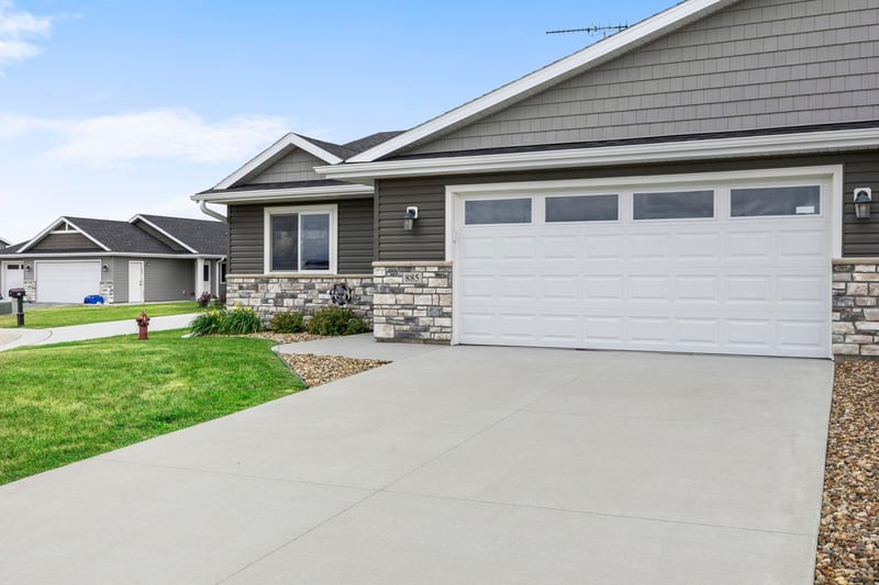 885 Tall Grass Ct, Wanamingo, MN 55983