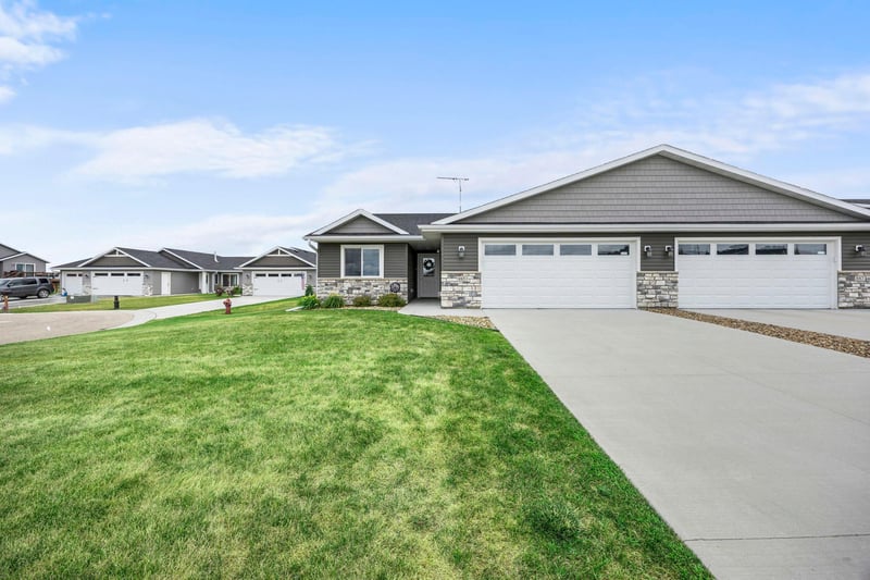 885 Tall Grass Ct, Wanamingo, MN 55983