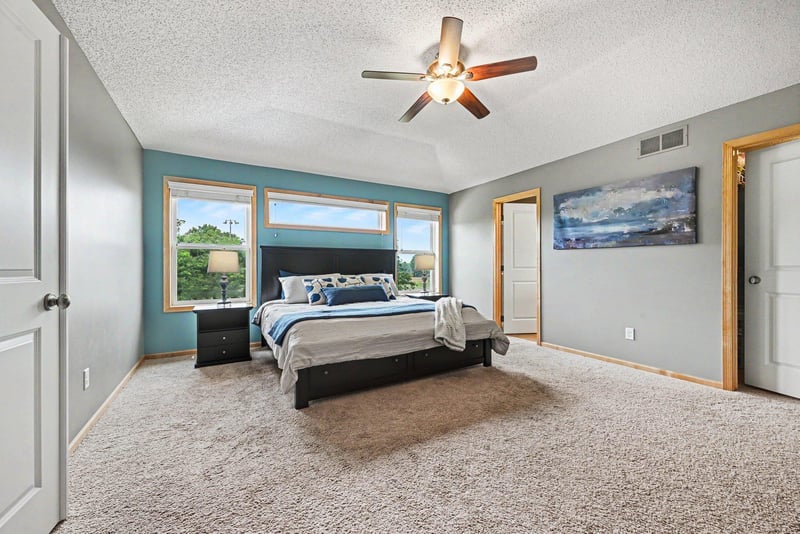1876 Foothill Trl, Shakopee, MN 55379