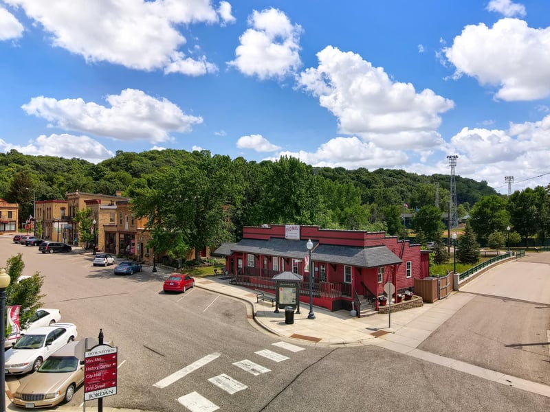 1323 Highland Ln, Jordan, MN 55352