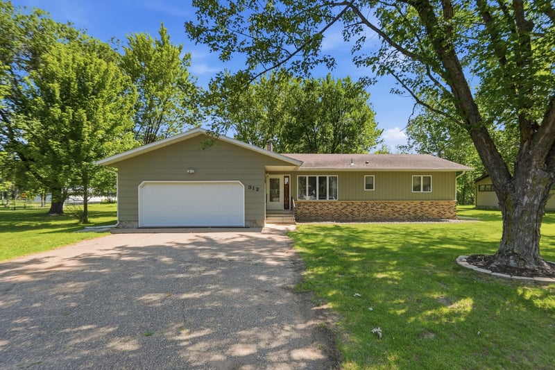312 S Driftwood St, Royalton, MN 56373