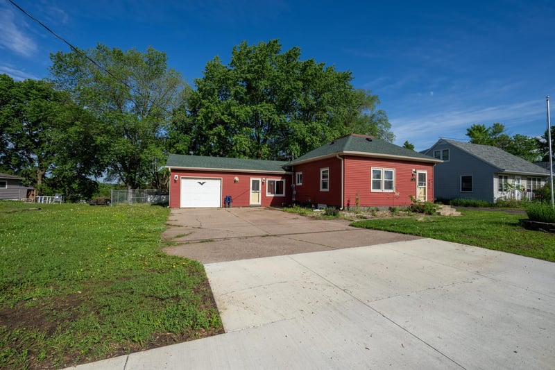610 N 4th St, Le Sueur, MN 56058