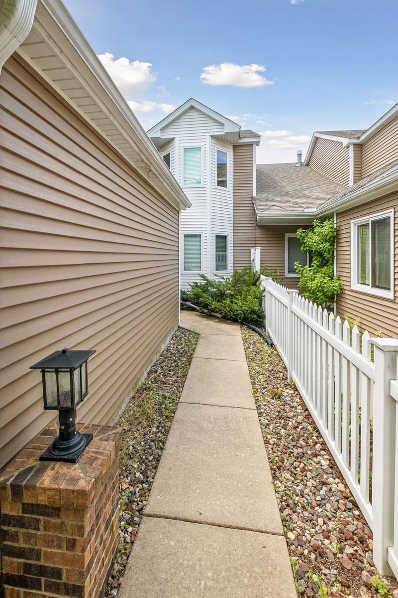 15003 Windemere Ln, Burnsville, MN 55306