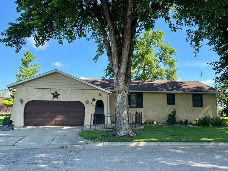 126 S 1st St, Bird Island, MN 55310